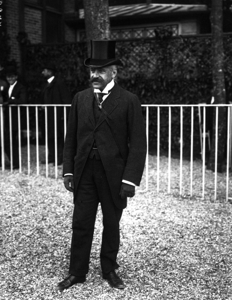 M. M. Ephrussi (propriétaire du cheval de course Mordant, vainqueur du Prix du Jockey-Club, le 2 juin 1907) - (photographie de presse) - (Agence Rol)