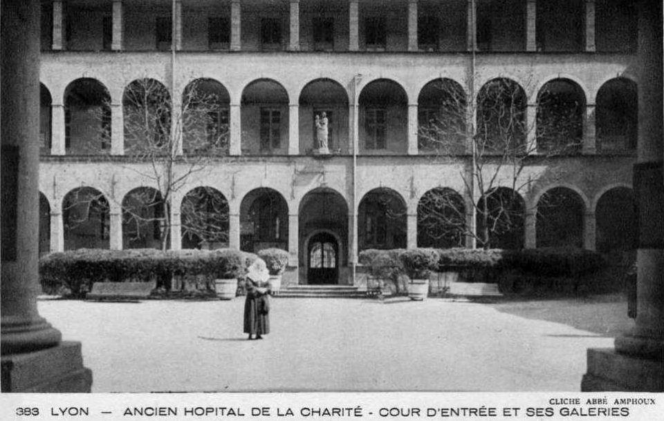 Lyon hopital charite cour entree
