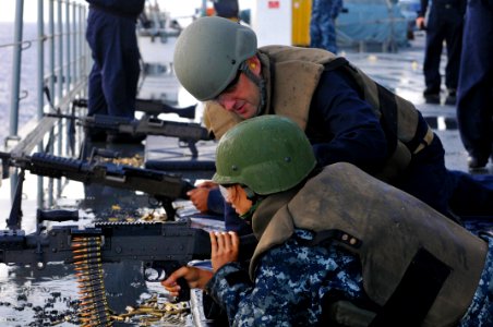 M240 machine gun live-fire qualification 141030-N-VY489-030
