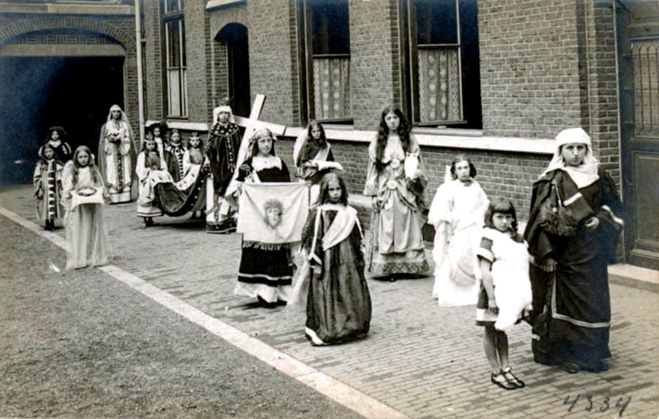 Maastricht, Boschstraat, meisjesschool Arme Kind Jezus, optocht 1912 (2)