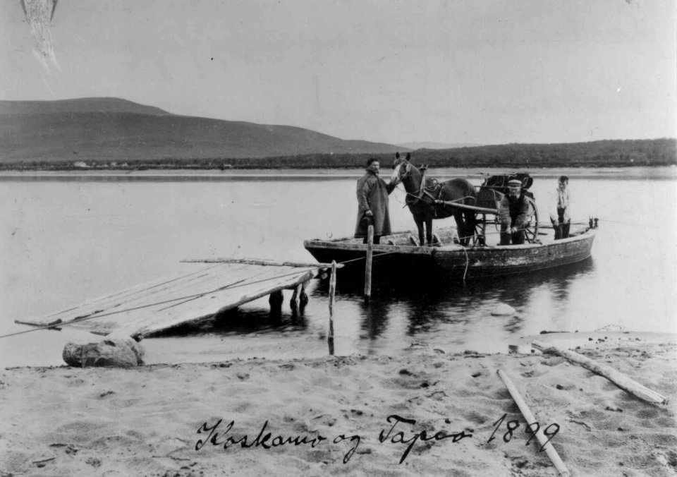 Læstadianerpredikant Olli Koskamo og skyss-skaffer Tapio med hest og vogn ombord på fergen ved Seida brygge - Norsk folkemuseum - NF.05063-009