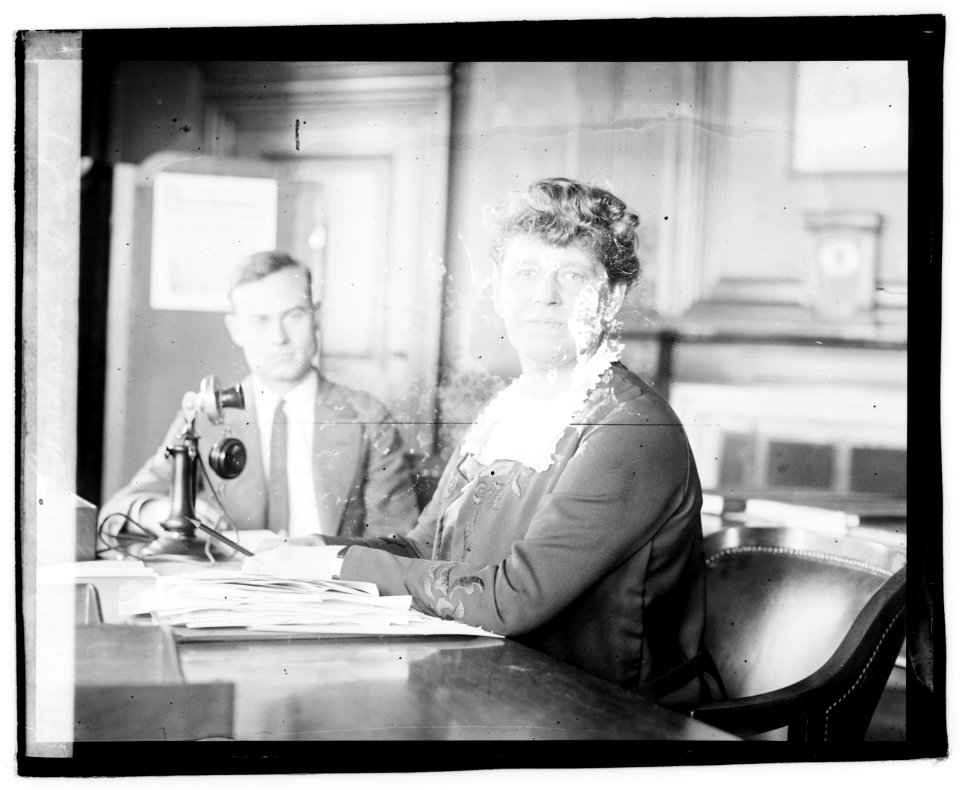Mabel Boardman (desk) LCCN2016828825