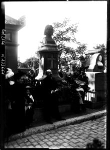 M. L. B. de Royaumont lit un discours au 58e anniversaire de la mort de Balzac (Btv1b69108657 f1)