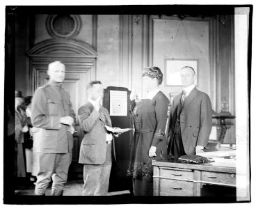 Mabel Boardman being sworn in LCCN2016828821