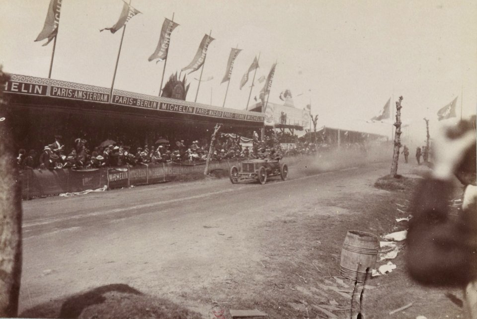 Léon Théry vainqueur des éliminatoires de la Coupe Gordon Bennett le 16 juin 1905 sur Richard-Brasier au circuit d'Auvergne Michelin (arrivée)