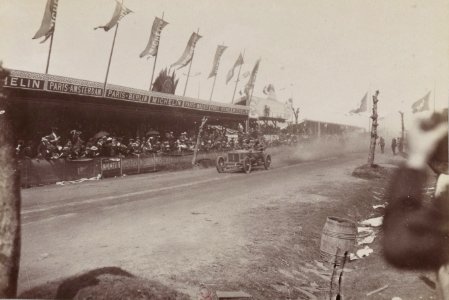 Léon Théry vainqueur des éliminatoires de la Coupe Gordon Bennett le 16 juin 1905 sur Richard-Brasier au circuit d'Auvergne Michelin (arrivée)