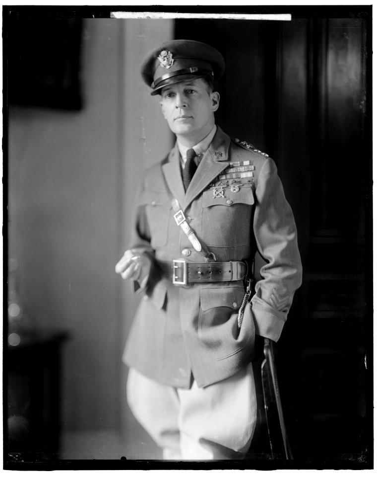 MacARTHUR, DOUGLAS. GENERAL LCCN2016859445