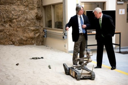 Mabus at Naval Research Laboratory 150220-N-LV331-001
