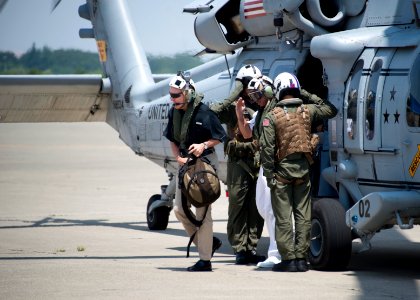 Mabus visits NAF Atsugi 140729-N-EI558-046