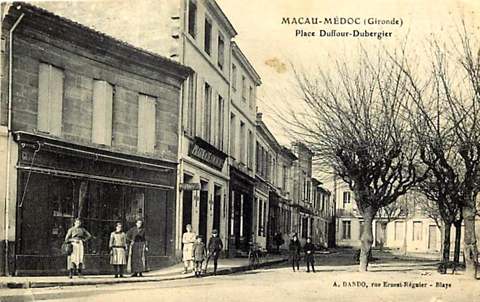 Macau (Gironde) - Place Dufour-Dubergier 1