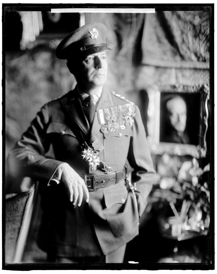 MacARTHUR, DOUGLAS. GENERAL LCCN2016859446
