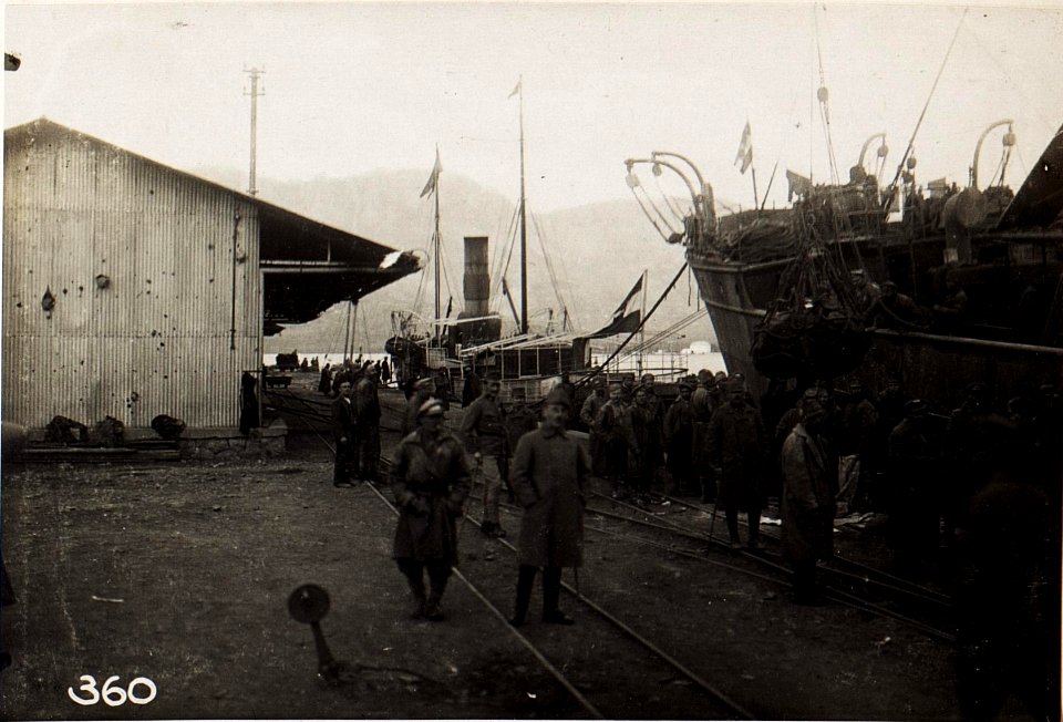Löschen eines Dampfers im Hafen von Antivari. (BildID 15572053)