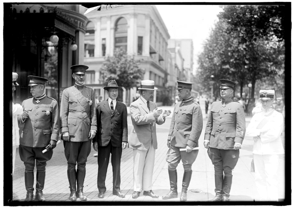 MACCHI DI CELLERE, V., COUNT. AMBASSADOR FROM ITALY. DECORATING AMERICAN ARMY OFFICERS. GEN. MARCH. SEC. BAKER, LEFT CENTER LCCN2016870238