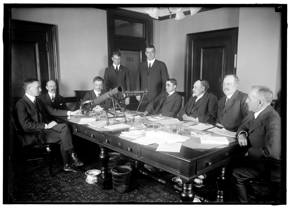 MACHINE GUN BOARD OF WAR DEPARTMENT. TRACY DIXON, STANDING LEFT; BRIG. GEN. TODD, 2ND OR 3RD FROM LEFT; NEWTON D. BAKER, 4TH FROM RIGHT; LAWRENCE B. BENET, 3RD FROM RIGHT; MAJ. GEN. DICKMAN, LCCN2016867496