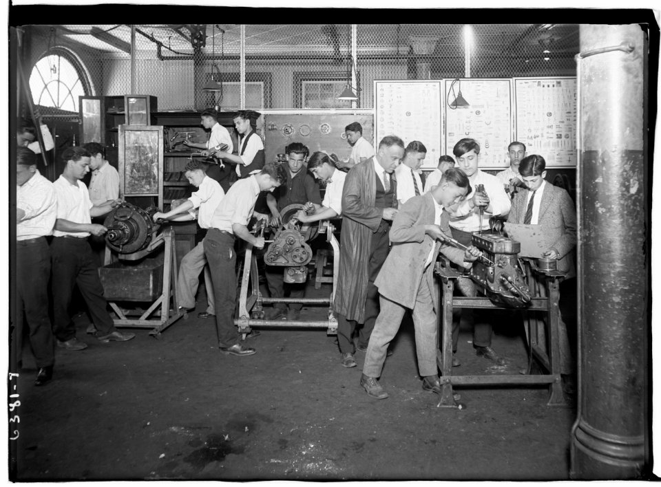 Machine shop class LCCN2014718390