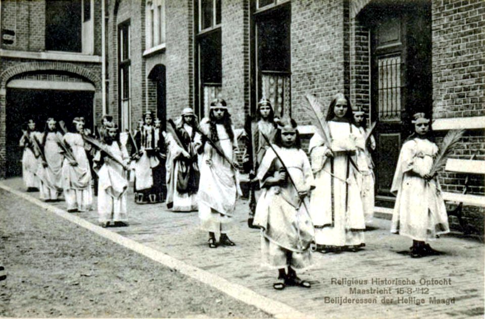 Maastricht, Boschstraat, meisjesschool Arme Kind Jezus, optocht 1912 (1)