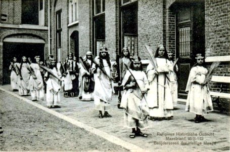 Maastricht, Boschstraat, meisjesschool Arme Kind Jezus, optocht 1912 (1)