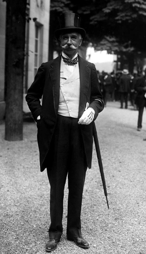 M. (Evremond de) Saint-Alary, propriétaire de Comrade, gagnant du Grand Prix (de Paris à Longchamp, le 27-6-20) - (photographie de presse) - (Agence Rol)