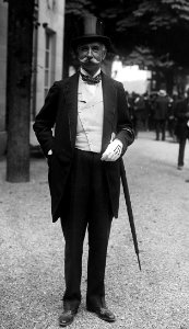 M. (Evremond de) Saint-Alary, propriétaire de Comrade, gagnant du Grand Prix (de Paris à Longchamp, le 27-6-20) - (photographie de presse) - (Agence Rol)
