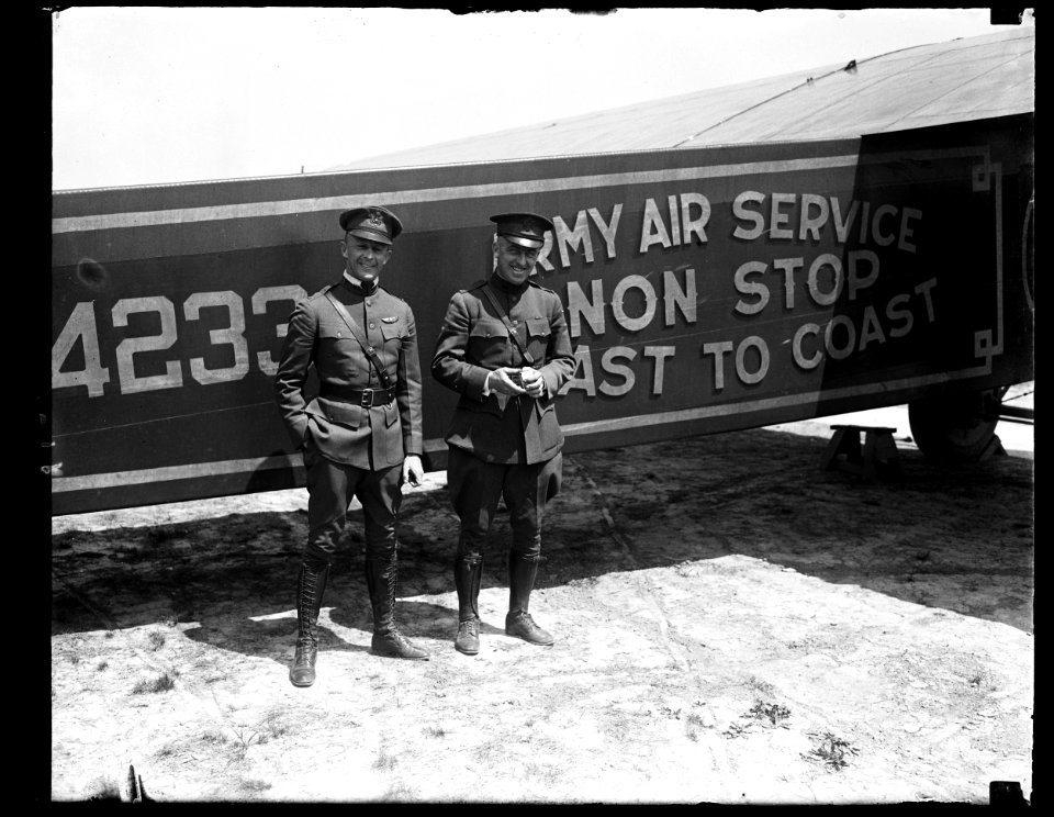 MacReady and Oakley (...) Army Pilots at (...) on their way to Mitchell Field LCCN2016894386