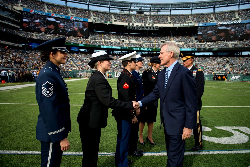Mabus conducts joint re-enlistment-enlistment ceremony during NFL game 141109-N-LV331-005