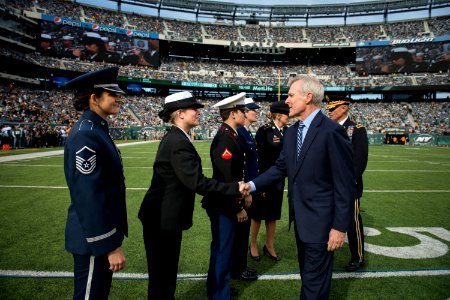 Mabus conducts joint re-enlistment-enlistment ceremony during NFL game 141109-N-LV331-005