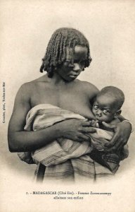 Madagascar-Femme Zaramanampy allaitant son enfant photo