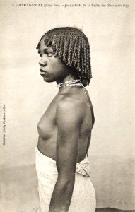Madagascar-Jeune fille de la tribu des Zaramanampy photo
