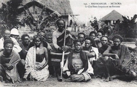 Madagascar-Betroka-Le chef Bara Inapaka et ses femmes
