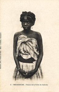 Madagascar-Femme de la tribu des Andrabe