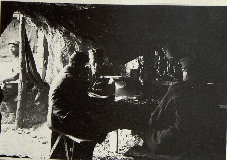 Madal, Rgmts.-Telefonzentrale in einer Kaverne. (BildID 15674018)