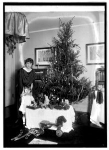 Madam Reisser Christmas tree, (12-29-22) LCCN2016847088