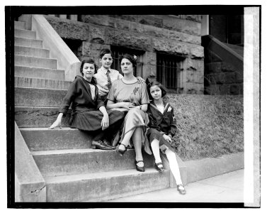 Madam Varela & children LOC npcc.05832