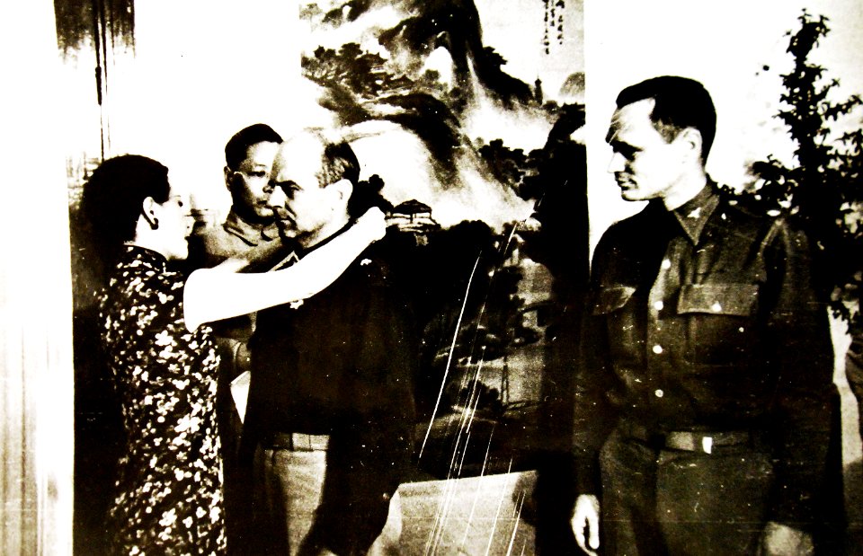 Madame Chiang Kai-shek awarding the Military Order of China to BG James H. Doolittle, 1942 (24125985560)