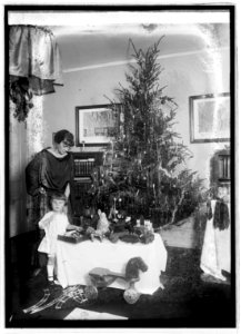 Madam Reisser, Christmas tree, 12-29-22 LCCN2016847087