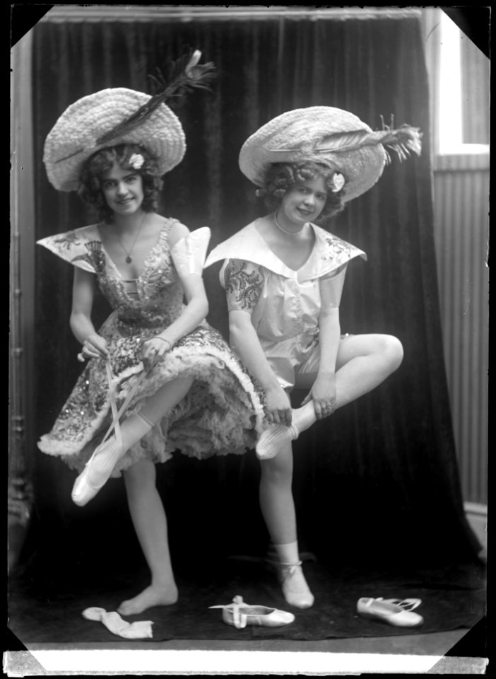 Maddison Sisters, dancers, in unknown performance 1907 - SMV - GM001