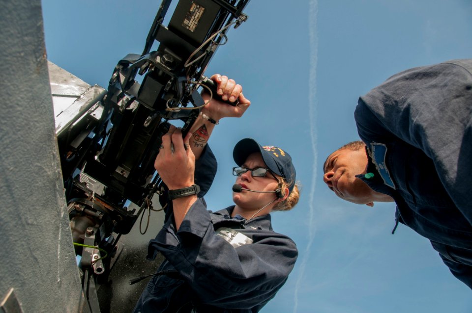 Machine gun maintenance 141204-N-QC631-017