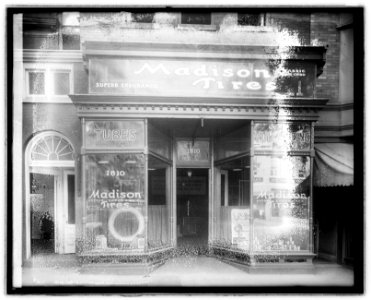 Madison tire shop front LCCN2016852010