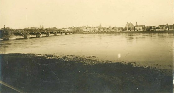 Maas en Sint Servaasbrug vanaf Oeverwal, Wyck-Maastricht