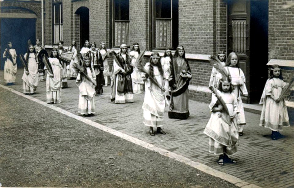 Maastricht, Boschstraat, meisjesschool Arme Kind Jezus, optocht 1912 (3)