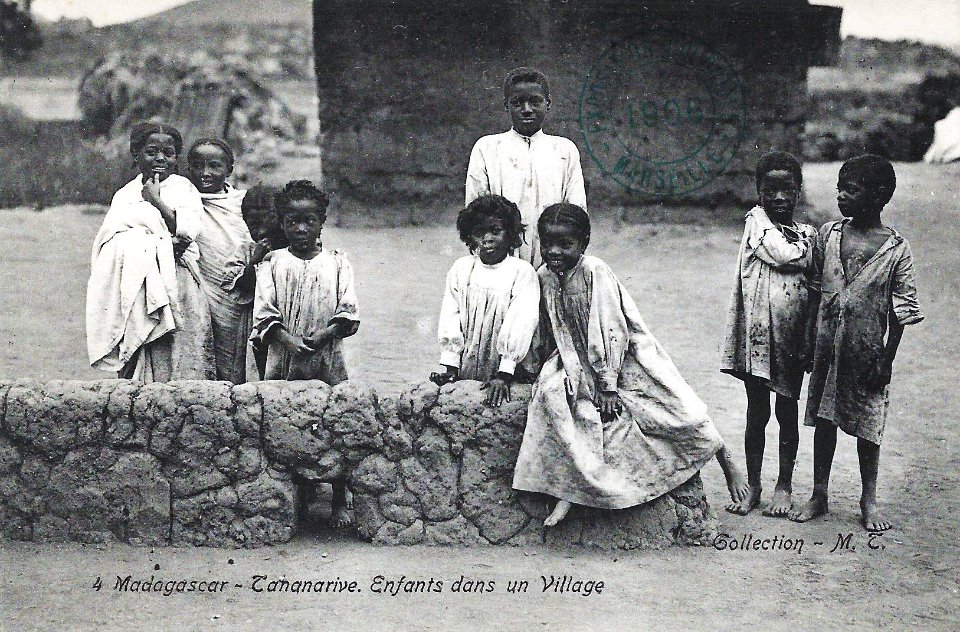 Madagascar-Tananarive-Enfants dans un village