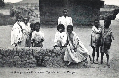 Madagascar-Tananarive-Enfants dans un village photo
