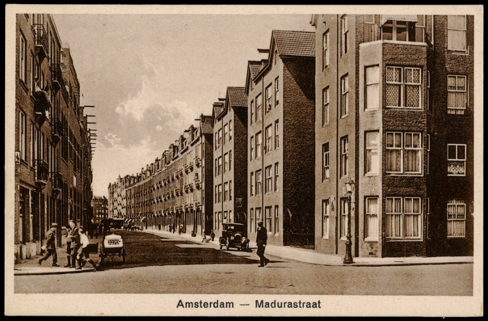 Madurastraat gezien vanaf de Sumatrastraat. Uitgave J. Sleding, Amsterdam, Afb PRKBB00358000001