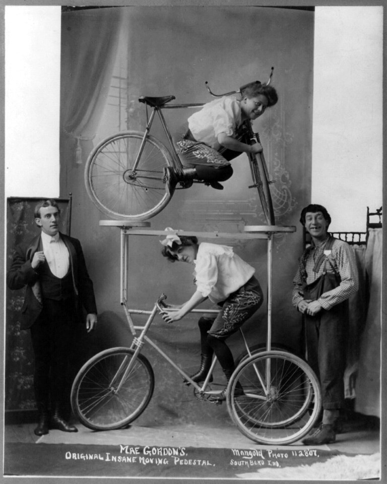 Mae Gordon's original insane moving pedestal LCCN2003671132