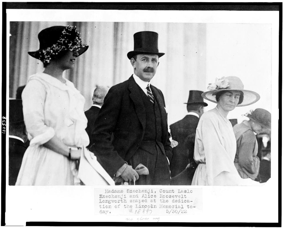 Madame Széchenji, Count Lásló Széchenji, and Alice Roosevelt Longworth snaped (sic) at the dedication of the Lincoln Memorial today LCCN94503008