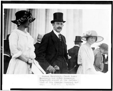 Madame Széchenji, Count Lásló Széchenji, and Alice Roosevelt Longworth snaped (sic) at the dedication of the Lincoln Memorial today LCCN94503008