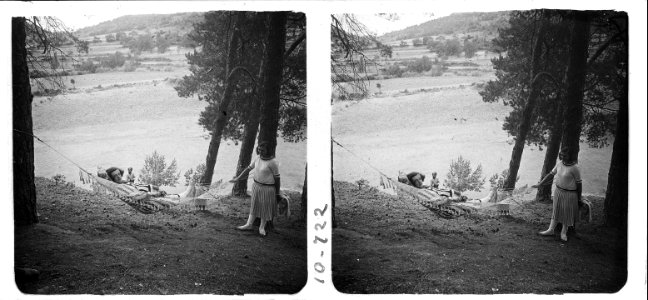 Magda i la seva germana a l ' hamaca