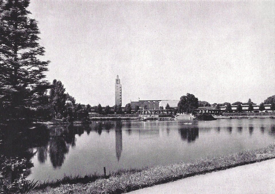 Magdeburg Adolf-Mittag-See mit Blick auf Ausstellungsturm und Stadthalle