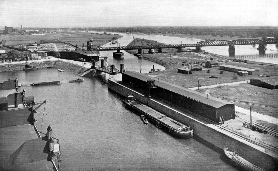 Magdeburg Blick vom Getreidesilo auf die Handelshafeneinfahrt und die Herrenkrug-Reichseisenbahnbrücke