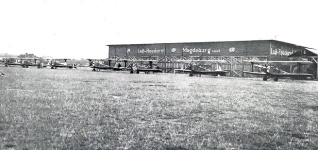 Magdeburg Flugzeuge vor dem Hafen zum Aufstieg bereit